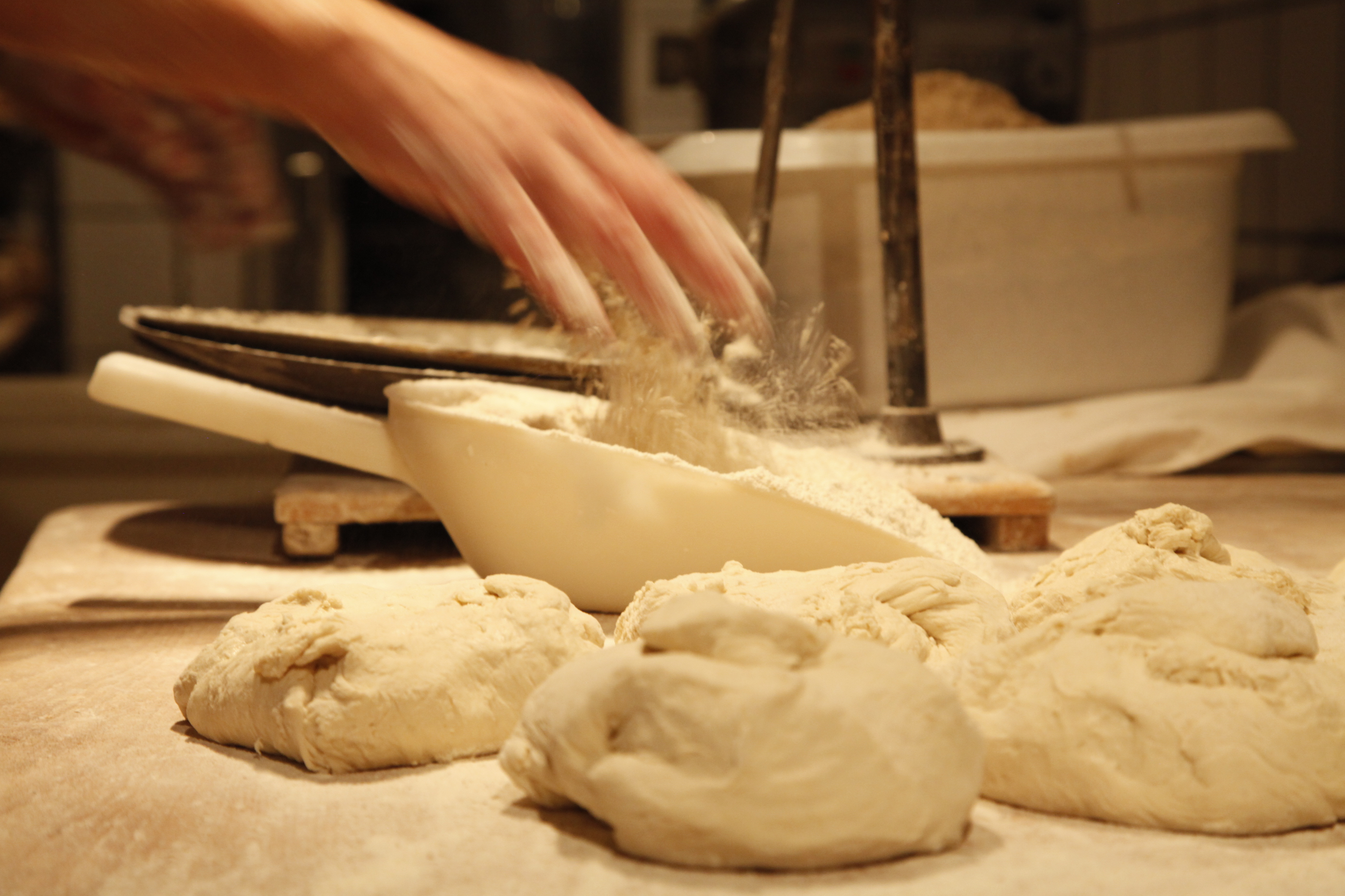 Bäcker an der Waage in der nächtlichen Backstube