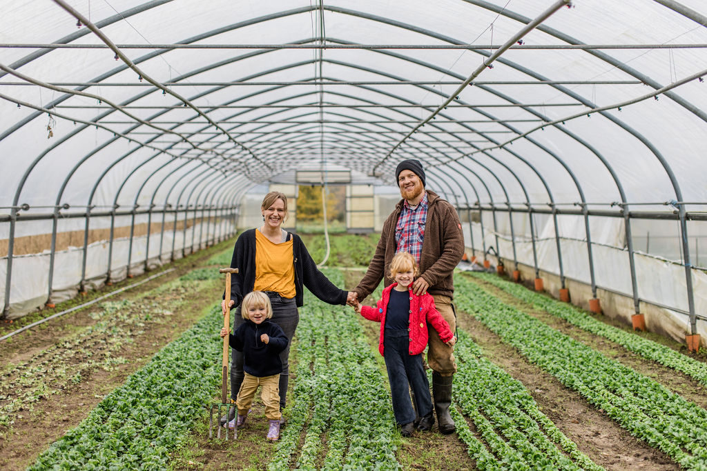 Familie Corleis im Folientunnel der Gärtnerei