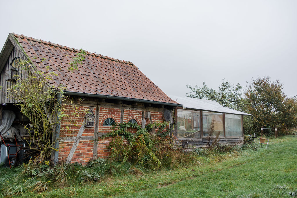 Backsteinhaus der Gärtnerei mit Anlehngewächshaus