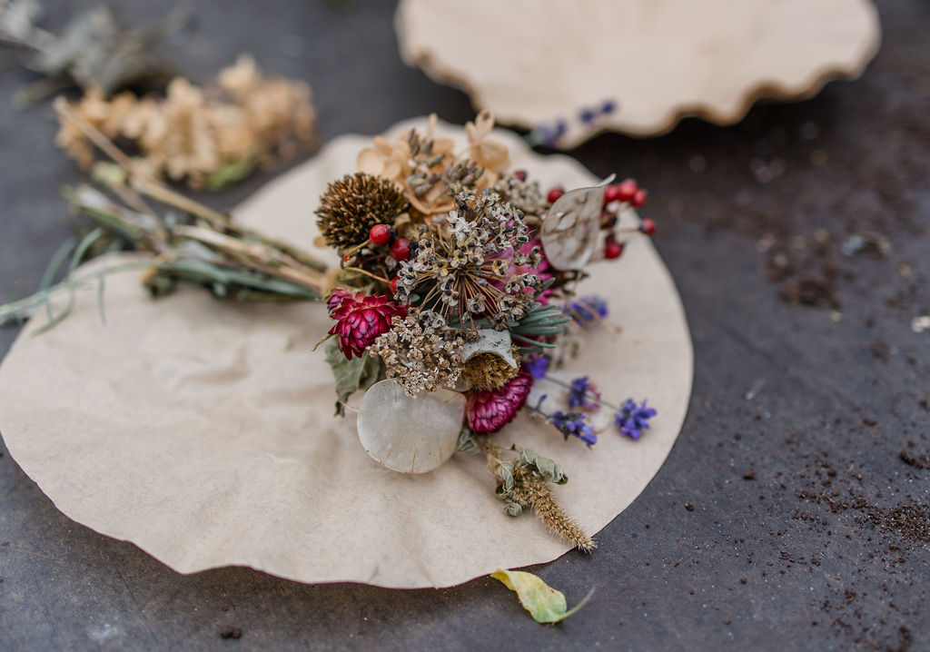 Detail eines Trockenblumenstraußes auf Packpapier