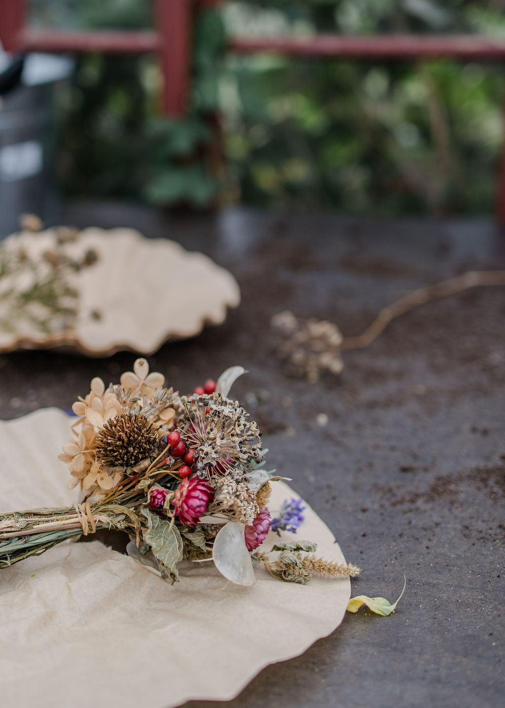 Trockenblumenstrauß auf Werktisch