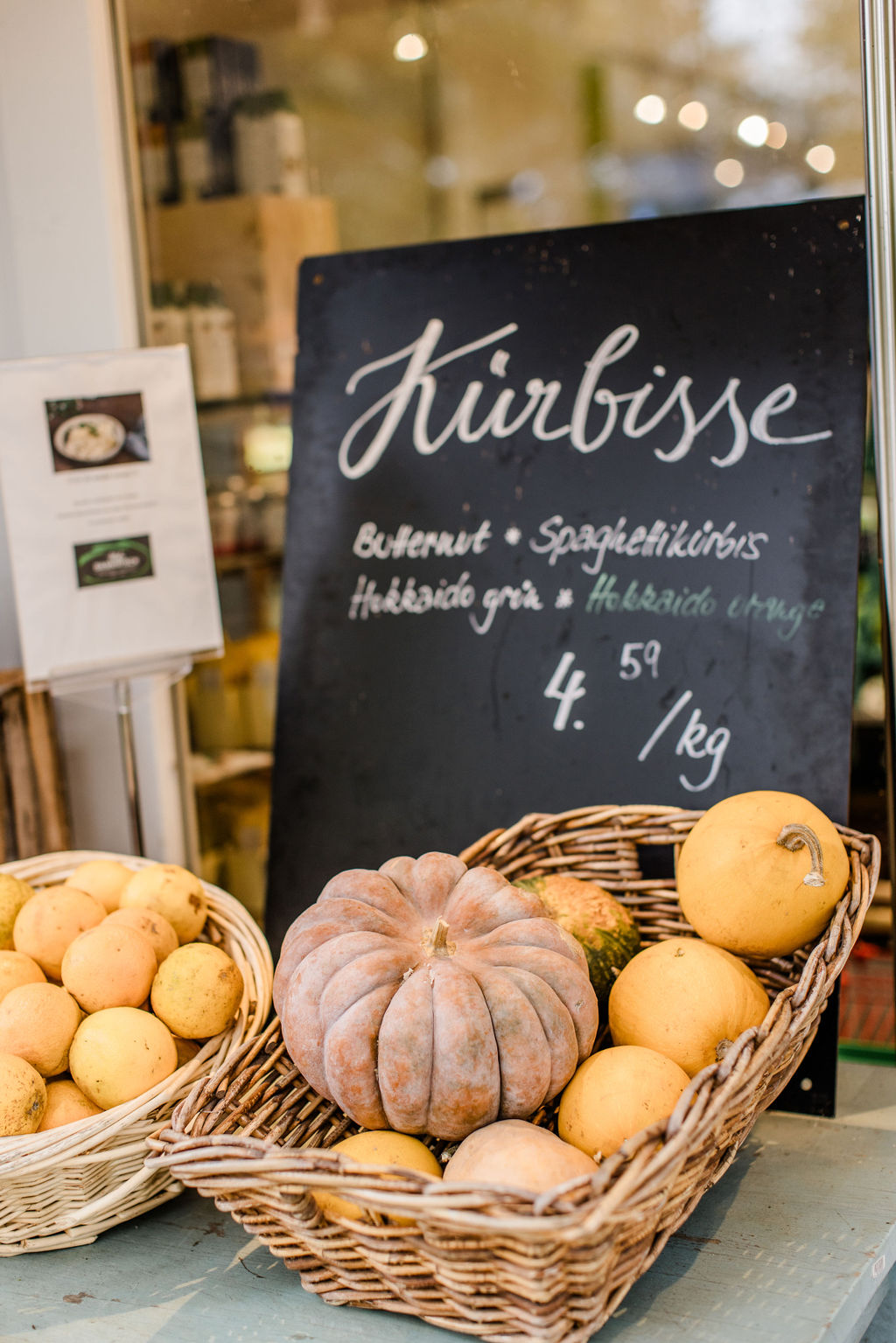 Hofladen – Eingang mit Kürbissen und Grünkohl