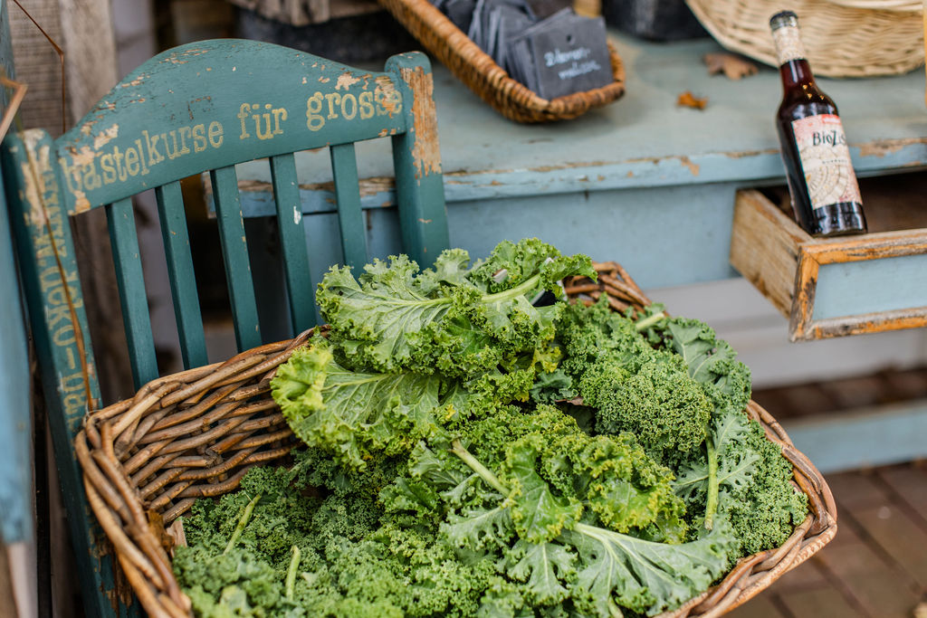 Hofladen – Korb mit frischem Grünkohl