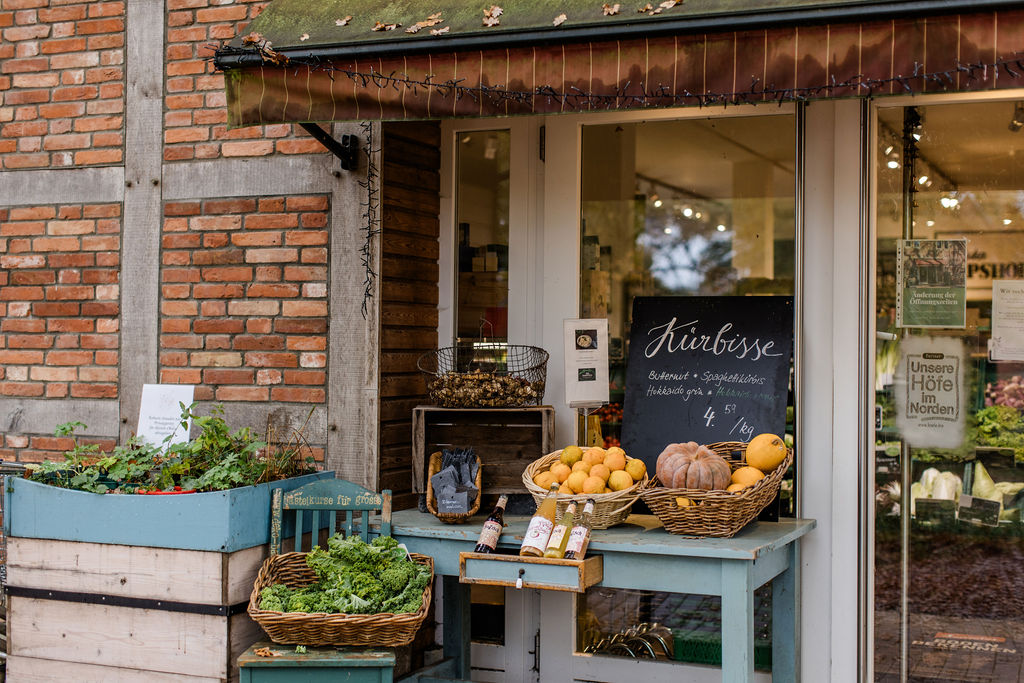 Hofladen – Eingang mit Kürbissen und Grünkohl