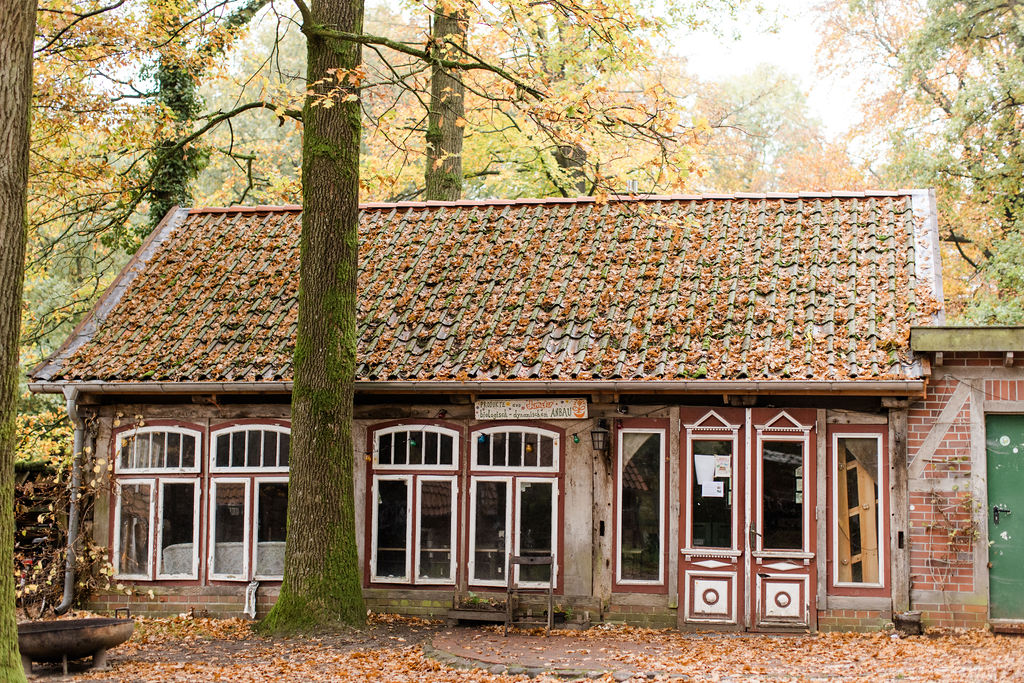 Kulturverein – historisches Hofgebäude im Herbst