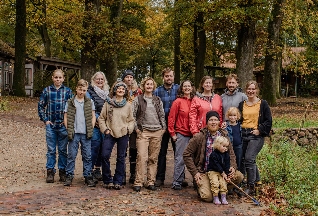 Hofgemeinschaft des Arpshofes vor den Eichen