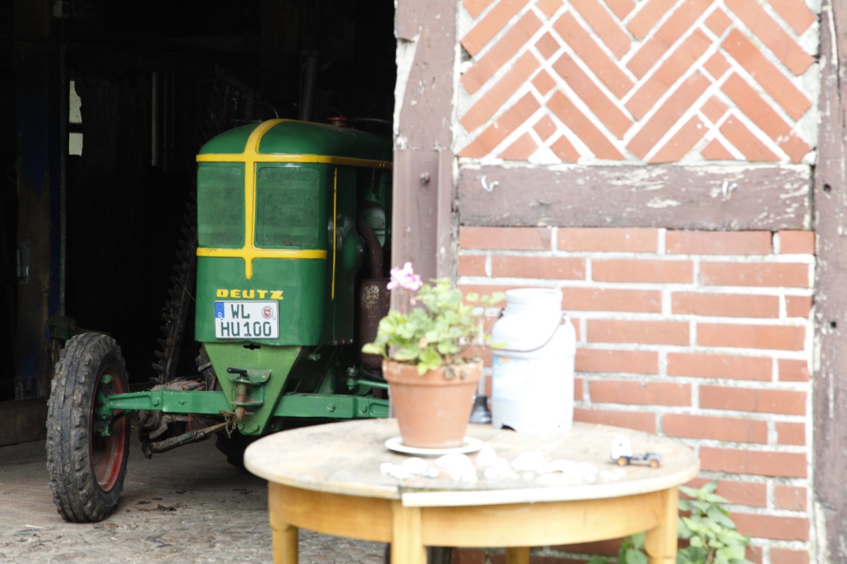 Alter Deutz-Trecker neben dem Fachwerk-Backhaus
