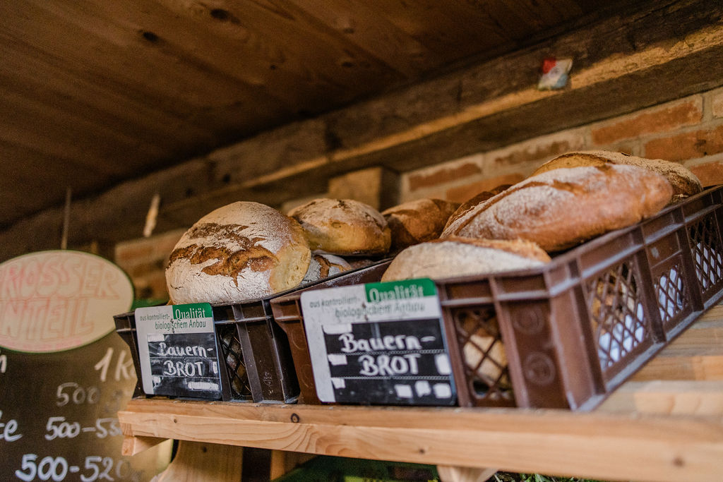 Brote in Bäckerkisten im Hofladen