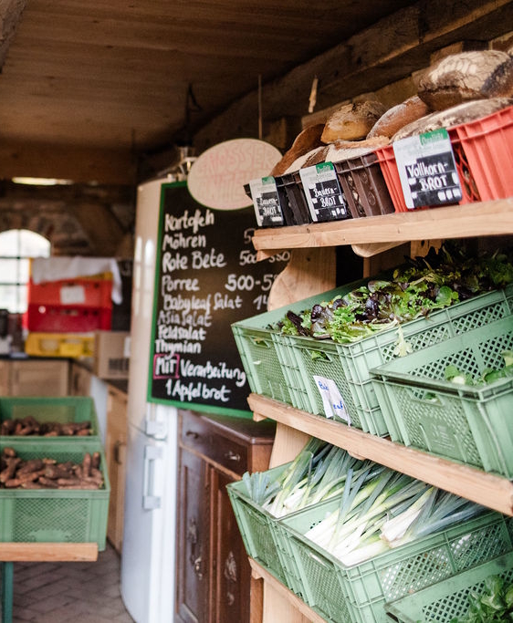 Solawi Backerbse – Brot und frisches Gemüse im Verteilraum