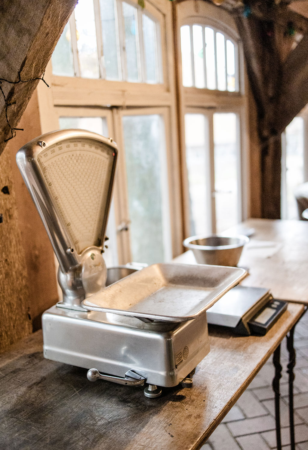 Alte mechanische Tellerwaage im Hofladen