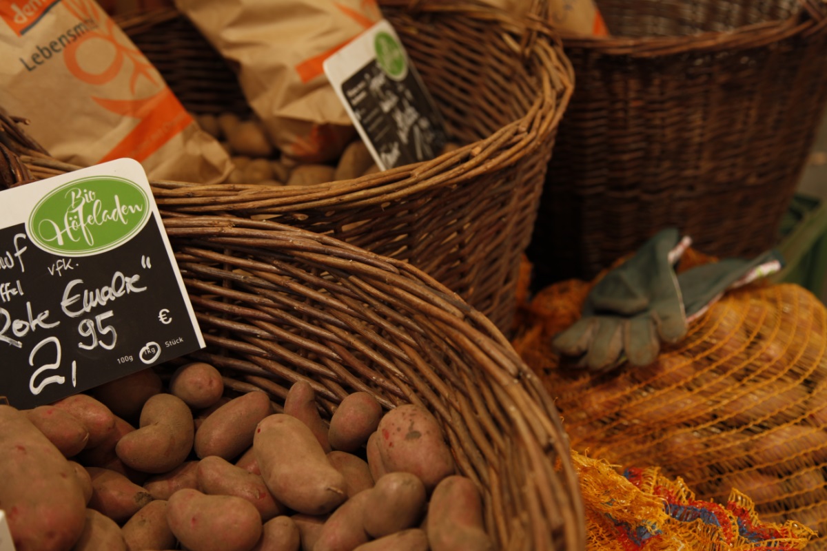 Wochenmarkt – Kartoffeln im Korb mit Bio-Höfeladen-Preisschild