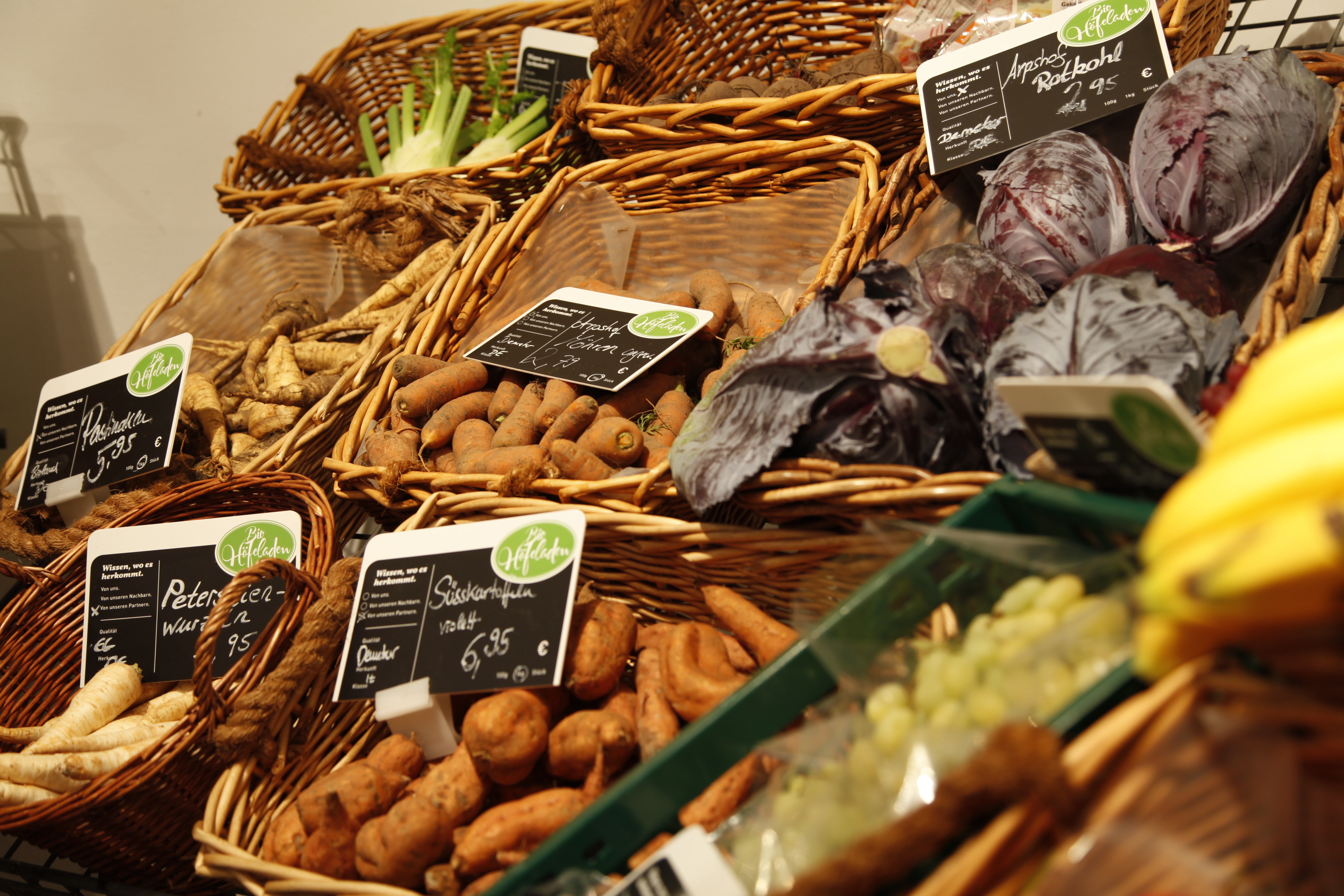 Pastinaken, Möhren, Rotkohl und Süßkartoffeln im Korb